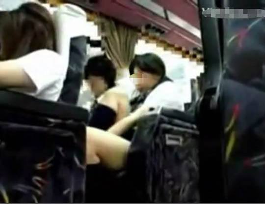 【JKエロ】修学旅行のバス内で横同士になったカップルさん　我慢できずに脱がしながら生乳まさぐりっているところを盗撮される痛恨のミスｗ　※エロ動画