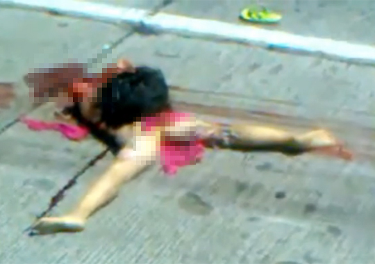 【グロ動画:事故】道路に幼い少女の死体･･･この格好は可哀相過ぎる･･･
