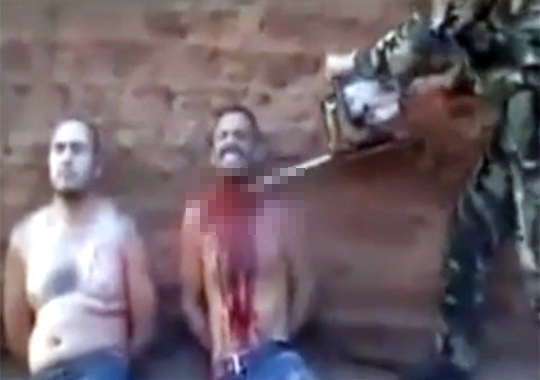 【グロ動画】チェーンソーで縛った男の首を斬っていく　メキシコカルテルによる処刑映像・・・