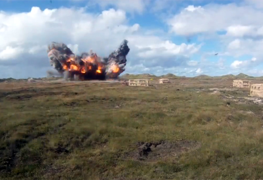 【衝撃映像】戦闘機F-16の空爆訓練で分かる凄まじい破壊力
