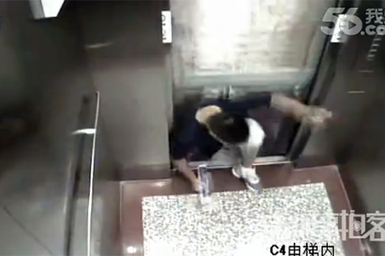 【恐怖映像】乗ろうとしたエレベーターが勝手に上がって挟まれ・・・男性が圧死していくまで