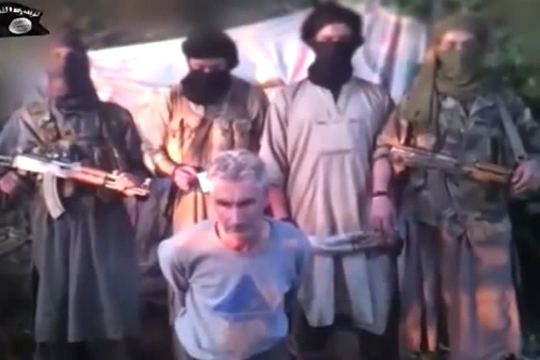 【殺害映像】イスラム過激派組織「ISIS」が白人ジャーナリストの首を切り落とす一部始終・・・