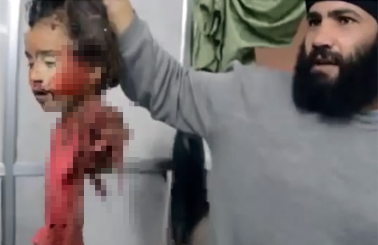 【鳥肌映像】恐ろシリア・・・惨殺され首だけになった幼女の頭を持ち上げてドヤ顔・・・