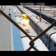 【閲覧注意】電車の上で遊ぶ馬鹿→感電炎上で即死　※動画有り