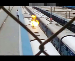 【閲覧注意】電車の上で遊ぶ馬鹿→感電炎上で即死　※動画有り