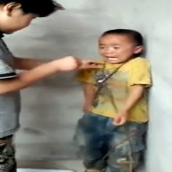【いじめ地獄】幼稚園児を密室で殴りタバコを押し付ける映像ヤバぃ・・・