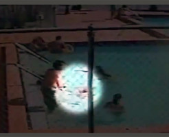 【閲覧注意】プールで泳いでる子供が手すりを触った瞬間・・・子供2人感電死