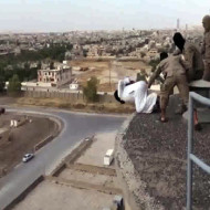 【イスラム】ISIS兵『ゲイ見つけたから屋上から突き落としまーっすｗｗｗ』　閲覧注意