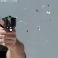 【衝撃映像】テーザー銃(遠距離型スタンガン)を自分の身体で試して見たｗｗｗ