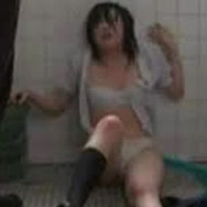 【JKレイプ動画】トイレで暴行されボロボロにされ女子高生が犯される動画・・・マジキチ過ぎる・・・