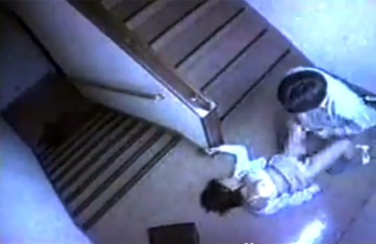【本物レイプ】防犯カメラに映ってしまったJC少女が非常階段で無理やり犯されている強姦事件映像がコレ・・・　※無修正エロ動画