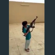 【閲覧注意】幼女がAK(機関銃)をぶっ放した結果・・・悲惨なことに