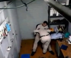 【流出映像】警察所内を撮影しまーす！→婦警がおもっきりフェラしてる・・・
