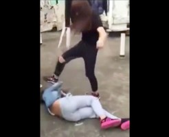 【中国いじめ】女子高生の顔面蹴り続けるヤバイいじめ動画