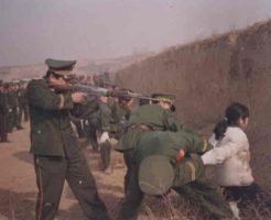 【グロ画像】中国で麻薬に関わった女の子がヘッドショット処刑にされる・・・※銃殺