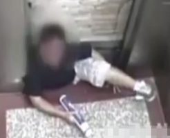 【閲覧注意】エレベーターに挟まれた人が死ぬまでの内部カメラ記録・・・　in中国