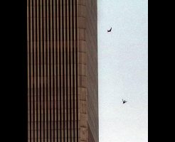 【グロ画像】3000人以上死亡した9.11テロでビルから飛び降りて脱出した人達の悲惨な末路・・・