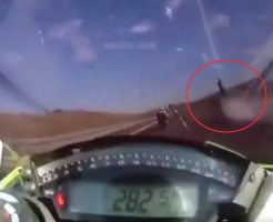 【主観映像】時速300km/hのバイクで事故ったらこうなる　全身はじけ飛んで6分割のバラバラ肉塊に・・・※グロ動画