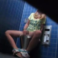 【ガチJK】トイレの隙間から隠し撮りしたら女子校生オナニーしてたんだがｗｗｗ