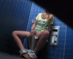 【ガチJK】トイレの隙間から隠し撮りしたら女子校生オナニーしてたんだがｗｗｗ