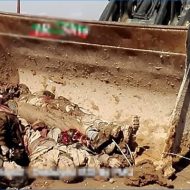 【イスラム国】戦場で死体を集めるのがめんどくさいイラク兵さん　isisさんの死体をブルドーザー使って生ゴミの様に扱ってる模様ｗ　※グロ動画