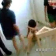 【裸いじめ】3人の同級生に暴行されるJKさん　蹴られ殴られ脱がされ公開処刑に晒し上げられる・・・　※エログロ動画