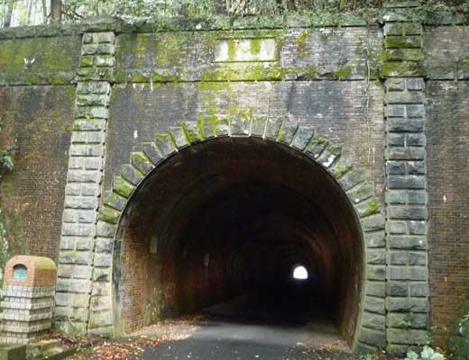 旧佐敷トンネル風景写真