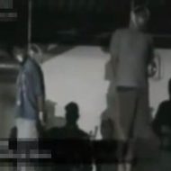【グロ動画】メキシコ麻薬カルテルの処刑映像　捕えた男二人を強制的に首吊って絞殺していく・・・