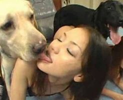 【日本人獣姦】犬のおチンポをマンコにぶち込まれてエクスタシー感じてる女の子二人とかｗｗｗ　※エロ動画