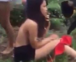 【エロいじめ】中国のJKさん　同級生少女達に殴られ蹴られ服を剥ぎ取られておっぱいを晒し上げられる・・・