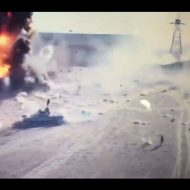 【衝撃映像】シリアの戦場をドローンで撮影した結果→自動車爆弾が兵士に向かって近づき爆発する近距離動画が怖すぎる・・・