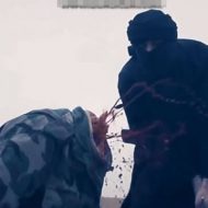 【ISISグロ動画】大剣で斬首された生首がコロコロ転がっていく様子がおむすびころりんにしか見えないんだがｗｗｗ　※処刑映像