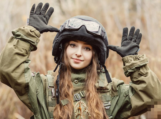【【衝撃映像】アメリカ軍女性兵士の訓練映像がコレ・・・
