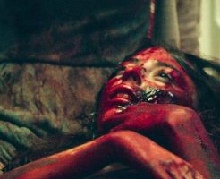 【グロ動画】おっぱい丸出しで地面に血だまりが・・・裸で死んでる売春婦って興味ある？
