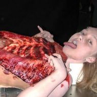 【グロ動画】巨乳の女の子全裸死体解剖映像　内臓を取り出し中身を空っぽに・・・