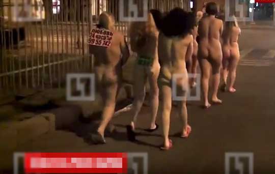 ギャングによって全裸行進させられた売春婦達の画像