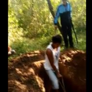 【グロ動画】墓穴を掘らせてから銃殺し油かけて燃やす　ブラジルギャングによる処刑映像