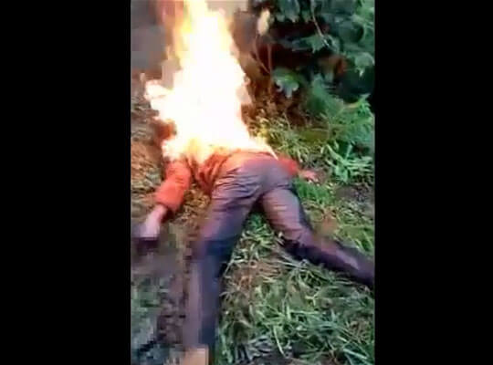 【グロ動画】生きたまま火を付けられた女性が燃えながら死んでいくまで・・・