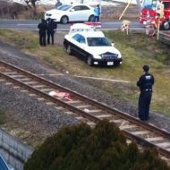 【轢断】電車に飛び込んで自殺した男性　半分になってもまだ生きてる・・・