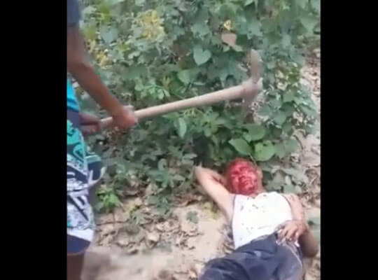 【グロ動画】つるはしをホームレスの頭に突き刺し殺害　ベネズエラの若者たちがヤバ過ぎる・・・