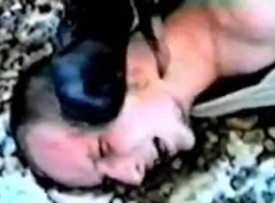 【グロ動画】断末魔が響いてく　捕えられた捕虜がナイフで首をかき切られていく「チェチェンの首切り」