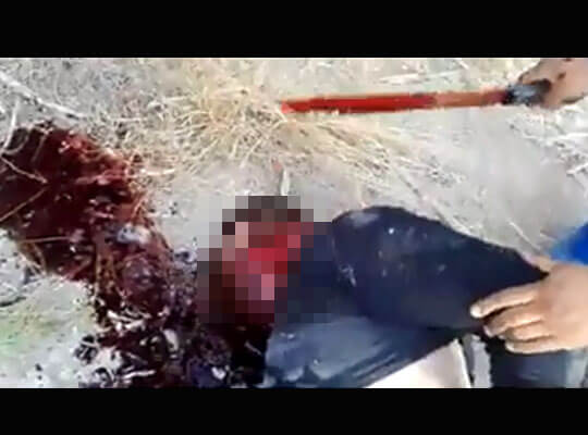 【閲覧注意】振りかぶったナタで首を叩き切る　メキシコ麻薬カルテルによる死体解体映像・・・