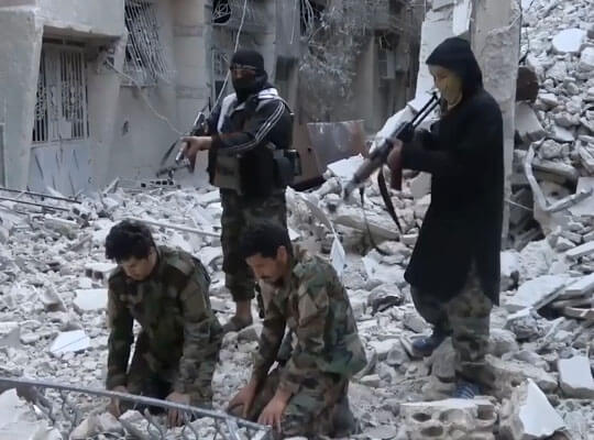【グロ動画】捕虜にしたシリア兵を処刑　イスラム過激派による無慈悲なヘッドショット