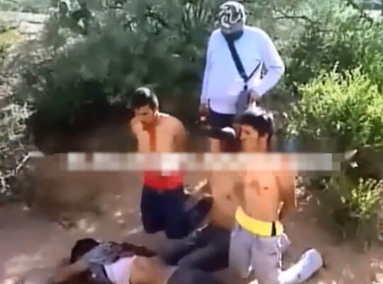 【グロ動画】メキシコ最強麻薬カルテル「ロスセタス」による処刑　斬首されていく仲間をただ見守る男達・・・
