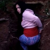 【グロ動画】穴に入った即ハボ女の子が銃殺される処刑現場・・・