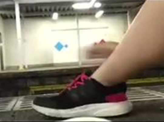 【衝撃】日本のjkが電車に飛び込み自殺する様子をツイキャスで生配信してた・・・　※動画あり