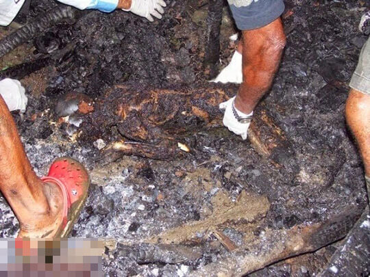 火遊びで死亡した子供の焼死体画像