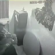 強盗「お邪魔しま～す…オラァ！(首絞め)」…帰宅直後の女性が襲われる防犯カメラ映像公開！