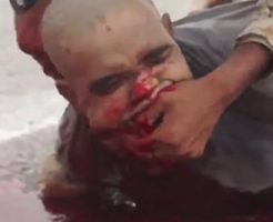 ISISの処刑映像が流出！三人を斬首して大量に血が溢れ出る…"