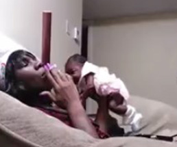 赤ん坊に煙を吹きかけ片手で乱雑に扱い逮捕される母親！